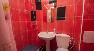 Гостиница Гостевой Дом «Альпийский Двор» Анапа Семейный номер с ванной комнатой-3