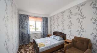 Гостиница Гостевой Дом «Альпийский Двор» Анапа Семейный номер с ванной комнатой-1