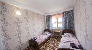 Гостиница Гостевой Дом «Альпийский Двор» Анапа Семейный номер с ванной комнатой-7